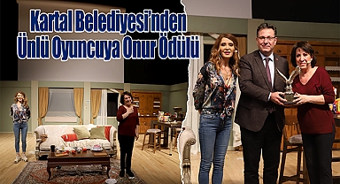 Dünya Tiyatrolar Günü'nde Kartal Belediyesi'nden Ünlü Oyuncuya Onur Ödülü
