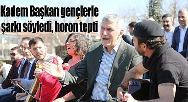Kadem Başkan gençlerle şarkı söyledi, horon tepti