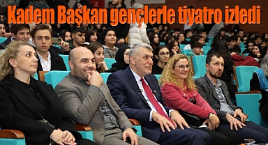 Kadem Başkan gençlerle tiyatro izledi